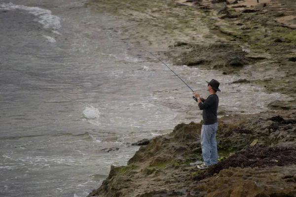 Ένας Άνθρωπος Που Ψαρεύει Στον Ωκεανό Στην Αυστραλία — Φωτογραφία Αρχείου