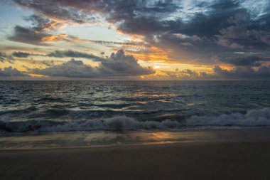 Sahilde güzel gün batımı. Bulutlu gün witn bir sürü su üzerine düşünceler