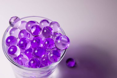 Mor küçük glash topları küre yansımaları