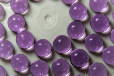 Mor küçük glash topları küre yansımaları