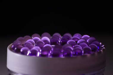 Mor küçük glash topları küre yansımaları