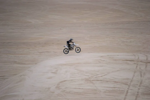 Brincando Com Moto Nas Dunas Lugar Deserto — Fotografia de Stock