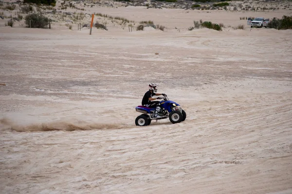 Löpning Med Quad Sanden — Stockfoto