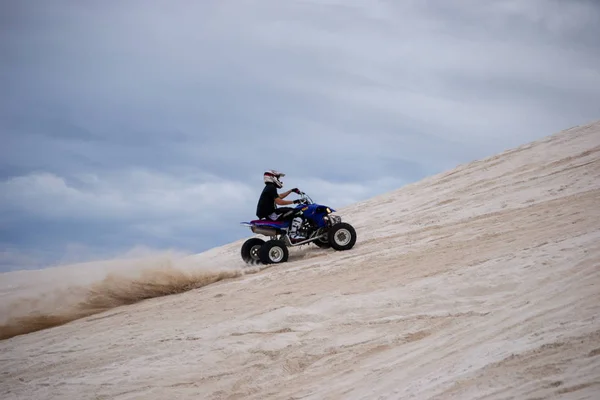 Löpning Med Quad Sanden — Stockfoto