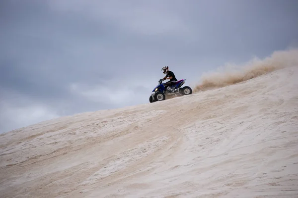 Hardlopen Met Quad Het Zand — Stockfoto