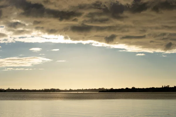 Paisaje Aislado Atardecer Con Nubes Agua —  Fotos de Stock