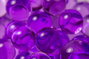 Mor küçük glash topları küre yansımaları