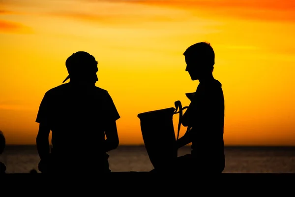 Siluetas Una Familia Con Bebé Playa Atardecer — Foto de Stock