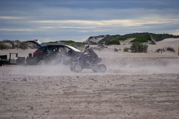 Paisaje Desértico Con Dunas Gente Disfrutando Con Las Motos —  Fotos de Stock