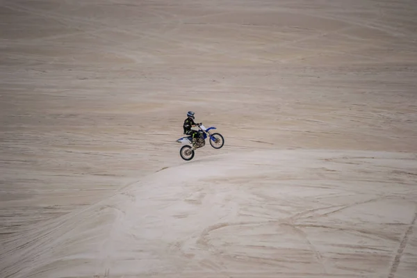 Jouer Avec Moto Dans Les Dunes Endroit Désertique — Photo