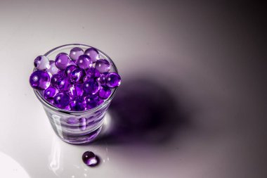 Mor küçük glash topları küre yansımaları