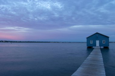 Blue Boat House Perth bulutlu gün batımında
