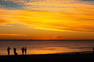 Manzara siluetleri kişi turuncu renk ve kontrast