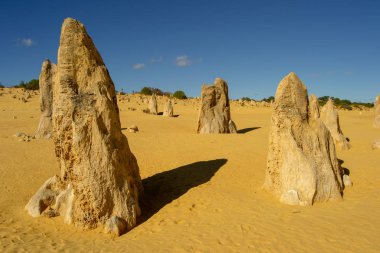 Mavi gökyüzü ile Pinacles manzara tatlı