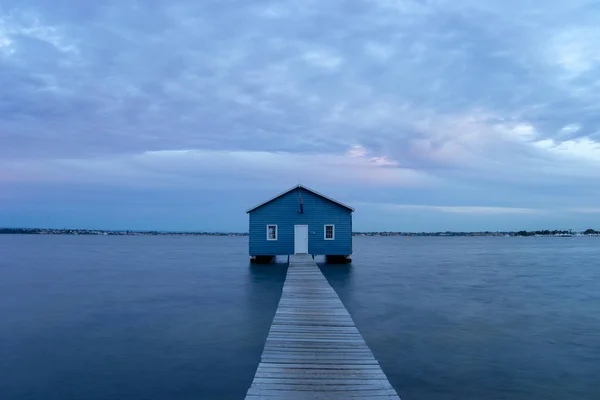 Дом Голубой Лодке Перте Облачном Закате — стоковое фото