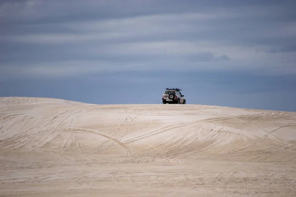 Paesaggio Desertico Con Dune Persone Che Divertono Con Moto — Foto Stock