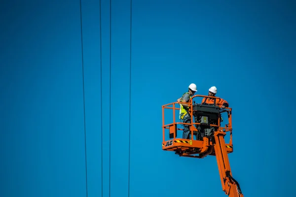 Travailleurs Sur Une Grue Orange Ciel Bleu — Photo