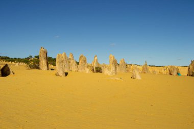 Öğleden sonra mavi bir gökyüzünde Pinacles manzara