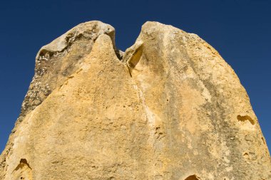 Öğleden sonra mavi bir gökyüzünde Pinacles manzara