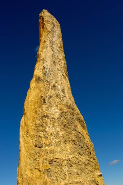 Öğleden sonra mavi bir gökyüzünde Pinacles manzara