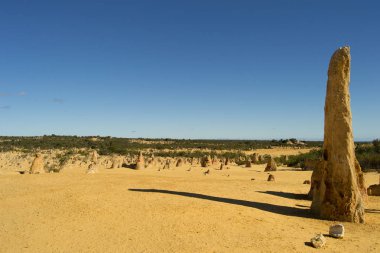Öğleden sonra mavi bir gökyüzünde Pinacles manzara
