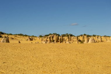 Öğleden sonra mavi bir gökyüzünde Pinacles manzara