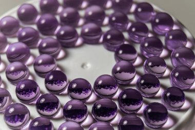 Mor küçük glash topları küre yansımaları