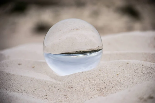 砂子上的玻璃球 — 图库照片