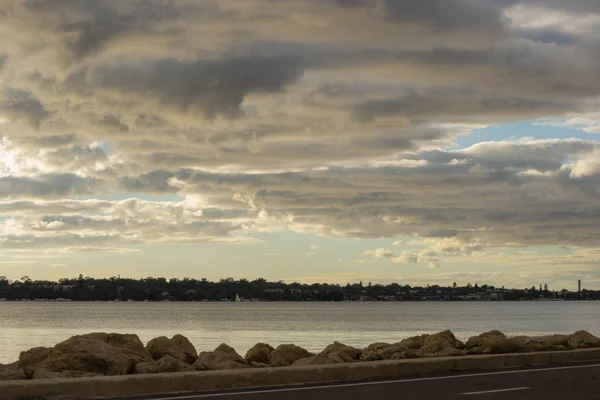 Paisaje Aislado Atardecer Con Nubes Agua —  Fotos de Stock