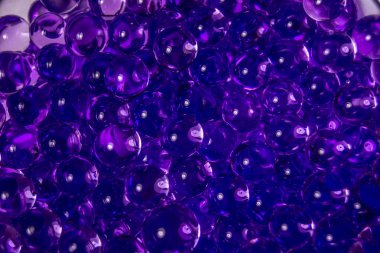 Mor küçük glash topları küre yansımaları