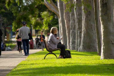 Parktaki bir bankada dinlenmiş bir kadın