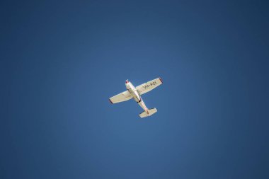 Mavi gökyüzü üzerinde uçan uçak