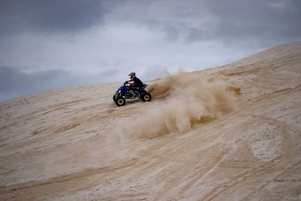 Hardlopen Met Quad Het Zand — Stockfoto