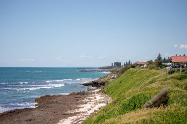 Güneşli bir günde bir plaj Manzara