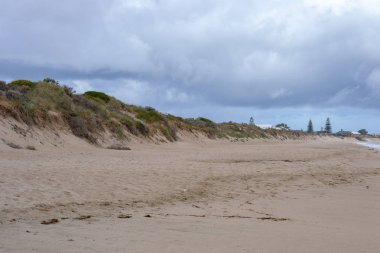 Güneş battıktan sonra bir plaj manzara