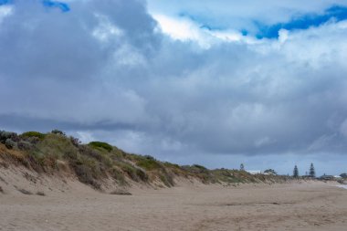Güneş battıktan sonra bir plaj manzara