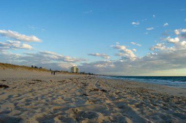 Avustralya'da gün batımında plaj manzarası