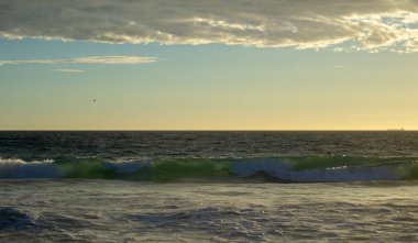 plajda gün batımında dalgalar