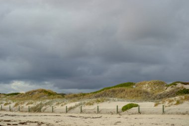 Perth Avustralya'da bir plaj bulutlu ve yağmurlu bir gün Manzara