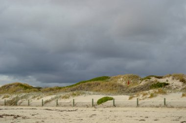 Perth Avustralya'da bir plaj bulutlu ve yağmurlu bir gün Manzara