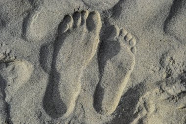 Ayak izi kum üzerinde tezat
