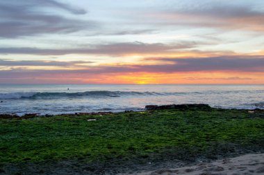 Avustralya'da kışın bir plaj gün batımında Manzara. Güzel renkler