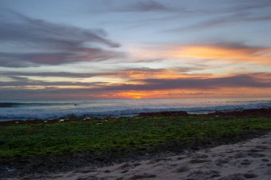 Avustralya'da kışın bir plaj gün batımında Manzara. Güzel renkler