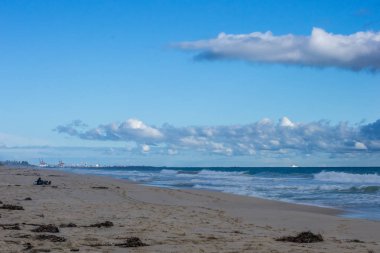 Dalgalar su dolu rüzgarlı bir günde kuzey perth bir plaj Manzara