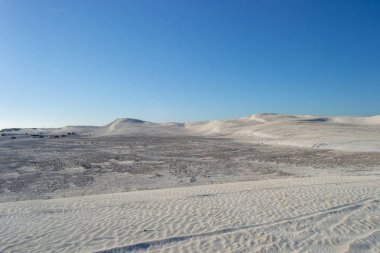 Lancelin kum ıssız yerde mavi gökyüzü peyzaj