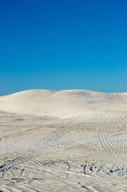 Lancelin kum ıssız yerde mavi gökyüzü peyzaj
