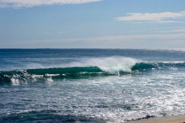 Rüzgarlı bir günde sahilde dalgalar