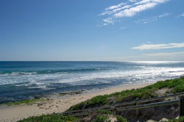Güneşli ve rüzgarlı bir günde bir plaj Manzara