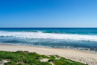 Bir plaj güneşli bir günün mavi gökyüzü manzara
