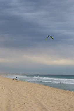 Bulutlu bir günde Perth bir plaj dikey manzara ve rüzgar sörfü yapan bir adam